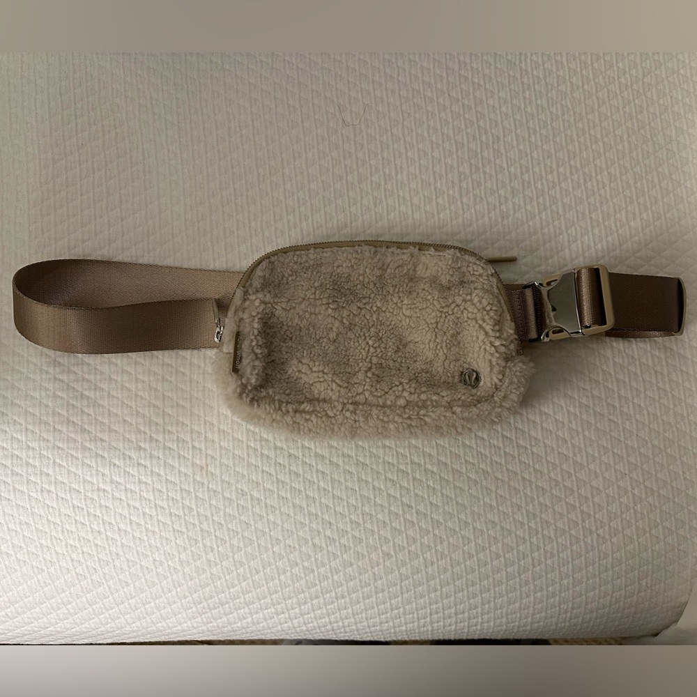 Lululemon Everywhere Fleece Belt Bag 1L